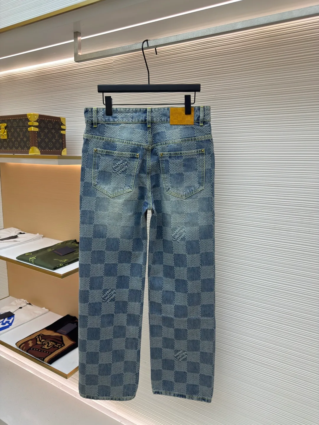 LOUIS VUITTON wide-leg checkerboard denim trousers ●Authentic product: purchased and developed at 15700 ●Item number: 1680096-B95 ●Fabric: denim fabric ●Technology: yarn-dyed jacquard ●Version: fitted version ●Size: 28-30-32-34-36 ●Weight: about 815g ●Description: Both the front and back panels have the brand's iconic embroidered LOGO, and the front panel is decorated with a checkerboard pattern, plus the brand's English embroidery. The back embroidery uses 3D three-dimensional embroidery, with a total stitch count of 23,800. The zipper is electroplated in an aged brass color, and the pull tabs are in an electroplated aged brass color. The overall wiring is straight and delicate, the fabric is comfortable and soft, and the color is consistent without color difference. It can be matched with the same style to create a fashionable look and control various occasions. Customized accessories, complete with three standards, same style for men and women!